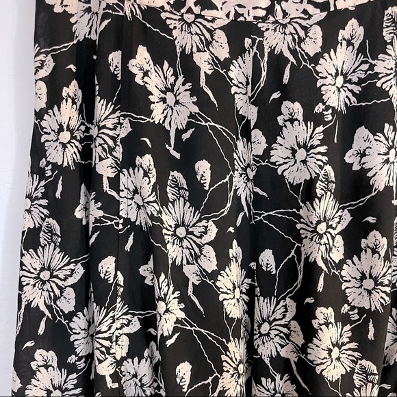 4 for $40 SALE! Free People Sheila Floral Print Shorts, Black/Blush, Size 10 - Picture 7 of 11